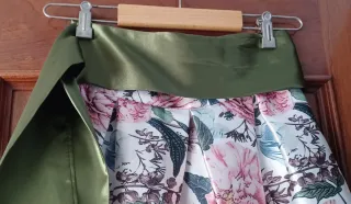 Falda larga floral con fajín verde