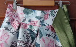 Falda larga floral con fajín verde