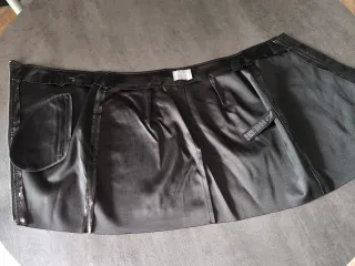 Minigonna nera effetto pelle latex