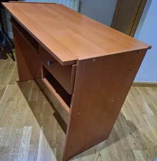 Escritorio de madera funcional
