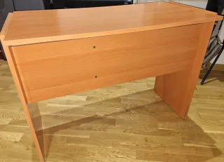 Escritorio de madera funcional