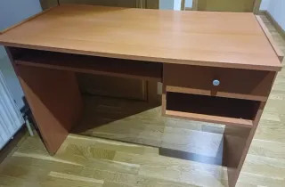 Escritorio de madera funcional