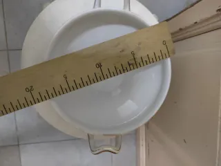 Sopera de porcelana con detalles dorados