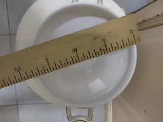 Sopera de porcelana con detalles dorados