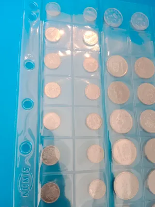 Hoja con monedas antiguas españolas