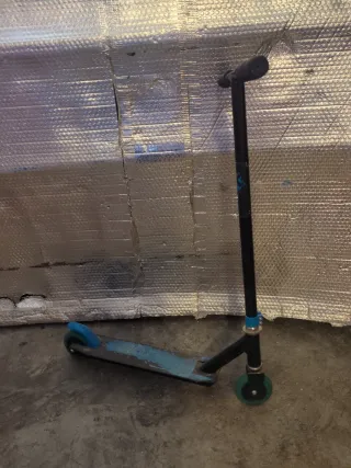 Patinete infantil azul y negro