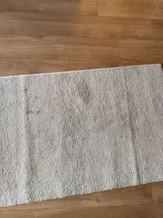 Alfombra beige y gris de tela