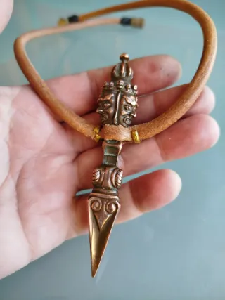 Collar budista con colgante