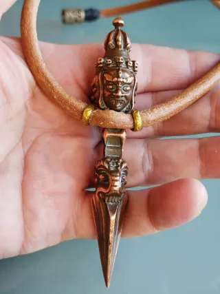 Collar budista con colgante