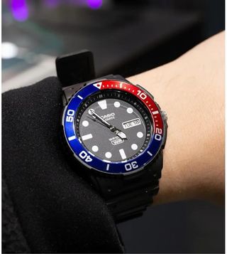 Reloj Casio Diver Negro y Multicolor