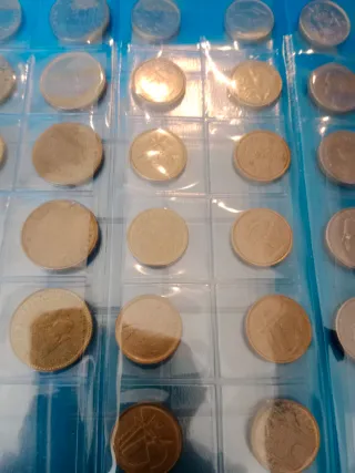 Colección de monedas en hojas de álbum