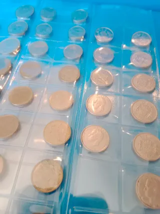 Colección de monedas en hojas de álbum