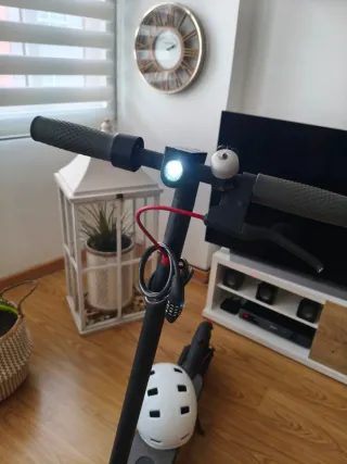 Patinete Eléctrico Xiaomi + Casco Blanco