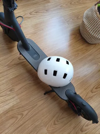 Patinete Eléctrico Xiaomi + Casco Blanco