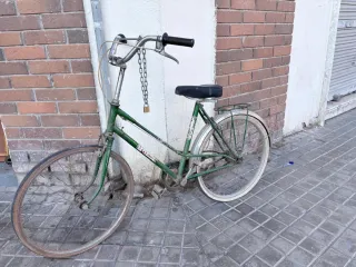 Bicicleta verde clásica con candado