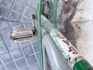Bicicleta verde clásica con candado