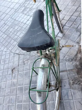 Bicicleta verde clásica con candado
