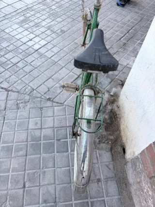Bicicleta verde clásica con candado