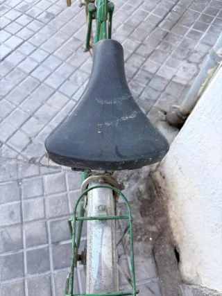 Bicicleta verde clásica con candado