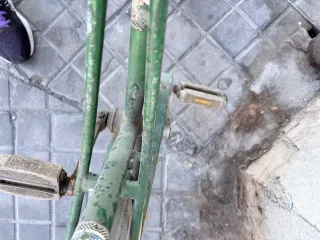 Bicicleta verde clásica con candado