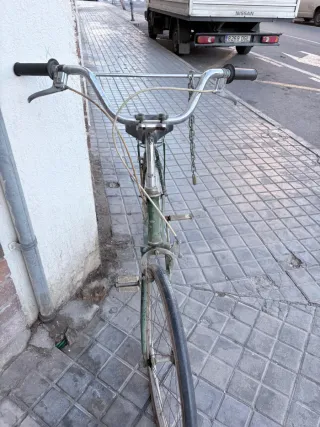 Bicicleta verde clásica con candado
