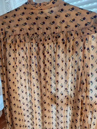 Camisa Lloyds floral semitransparente talla M.