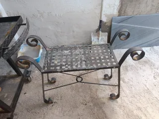 Mesa de metal negra para jardín. Está en Murcia