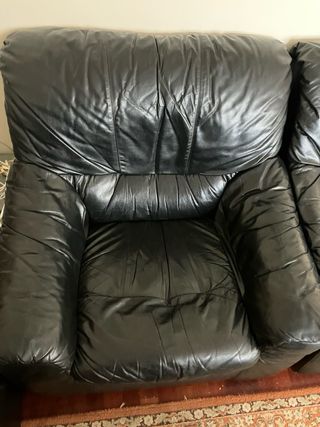 Lote 3 divani in pelle nera e sgabello