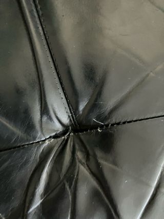 Lote 3 divani in pelle nera e sgabello