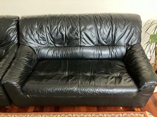 Lote 3 divani in pelle nera e sgabello
