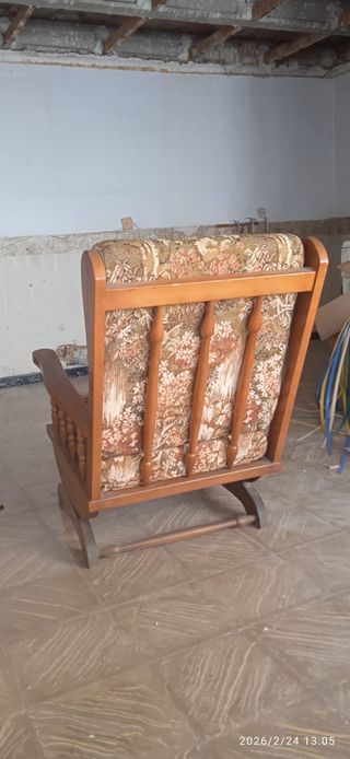 Sillón balancín de madera