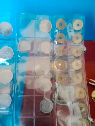 Hoja con monedas pesetas antiguas