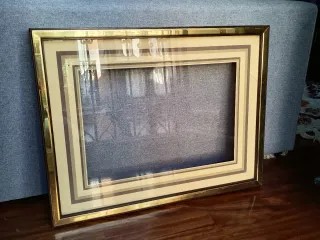 Marco de cristal dorado con paspartú