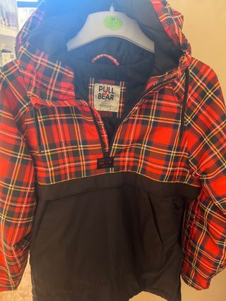 Anorak Pull and Bear cuadros rojo talla M