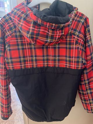 Anorak Pull and Bear cuadros rojo talla M