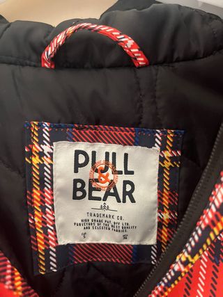 Anorak Pull and Bear cuadros rojo talla M