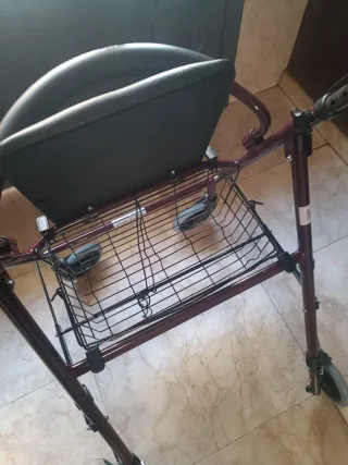 Andador para personas mayores con cesta