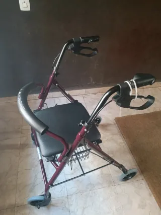 Andador para personas mayores con cesta