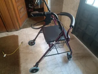 Andador para personas mayores con cesta