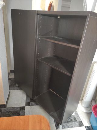 Mueble de madera marrón