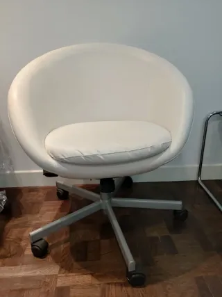 Mesas nido cristal y 3 sillas recibidor