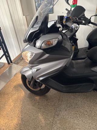 Suzuki Burgman 650 Maxi Scooter Gris