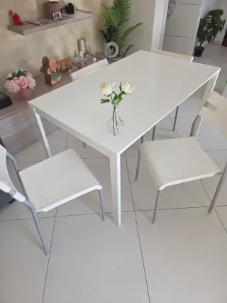 Tavolo bianco 125cm x 75cm + 4 sedie