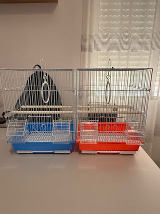 Jaula para pájaros azul y roja