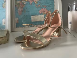 Sandalias doradas tacón bloque