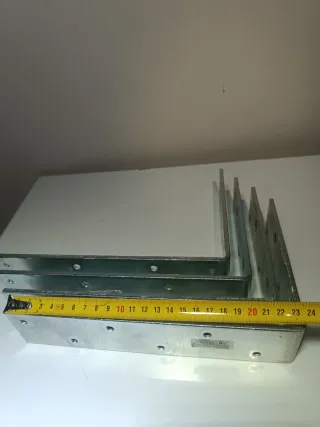 Escuadras metálicas para construcción