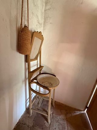 Lavadero antiguo de metal y madera