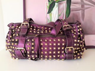 Bolso Morado con Tachuelas Doradas