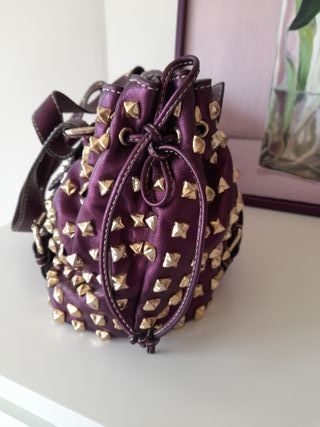 Bolso Morado con Tachuelas Doradas