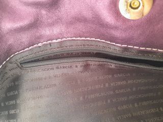 Bolso Morado con Tachuelas Doradas